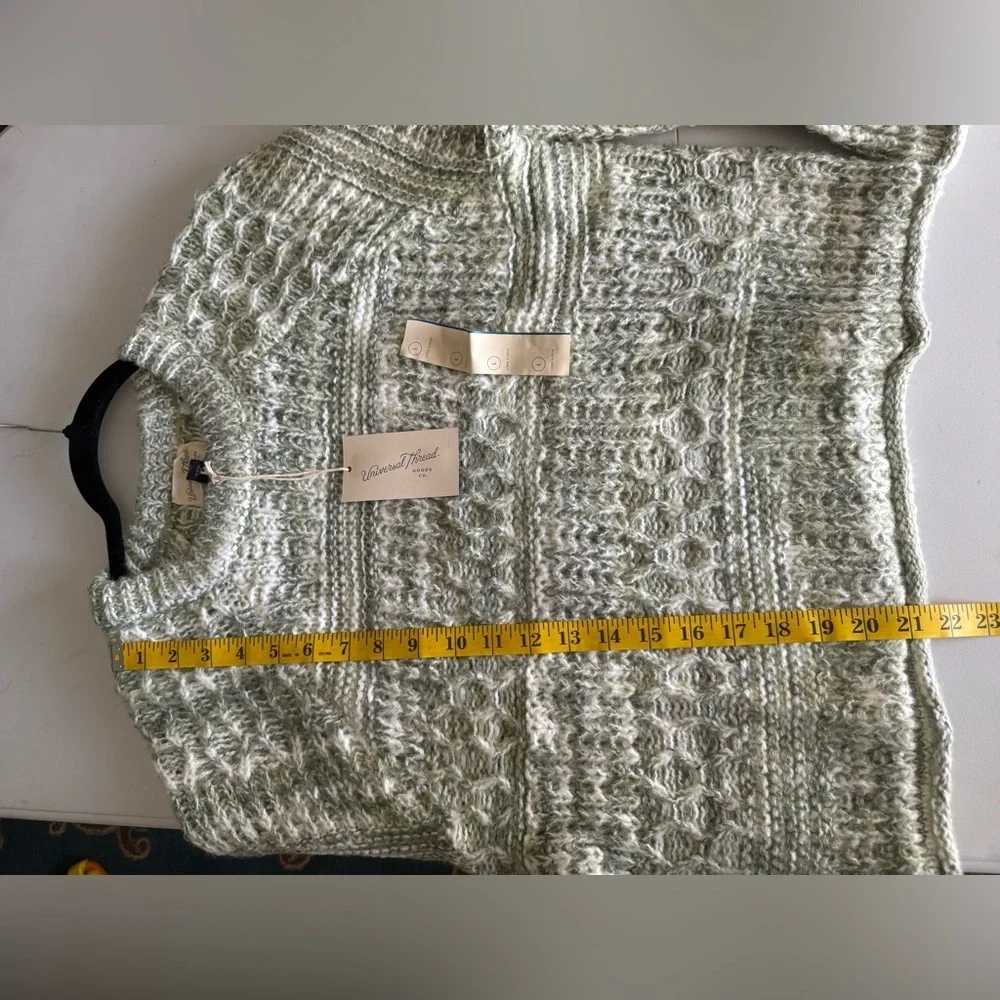 Universal Thread Women's Crewneck Pullover Sweater Green. Size L
